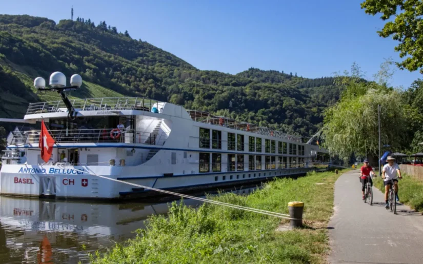 Heckansicht des Flusskreuzfahrtschiffs Antonio Bellucci an Anlegestelle