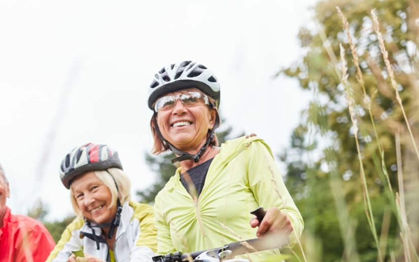 Bild zeigt Fahrradfahrer lächelnd entspannt für eine Radtour