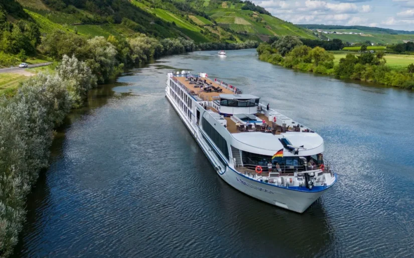 Bugansicht der MS Antonio Bellucci auf dem Rhein