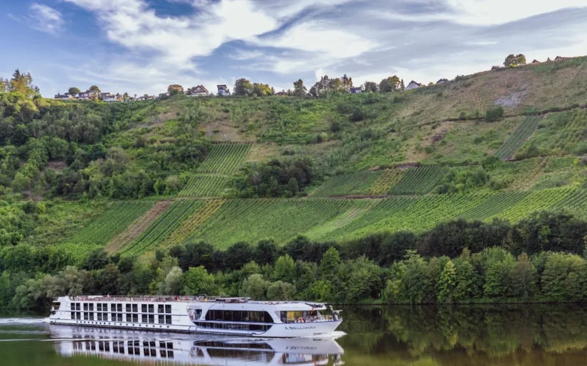 Steuerbordseite des Flusskreuzfahrtschiffes MS Antonio Bellucci unterwegs auf der Mosel