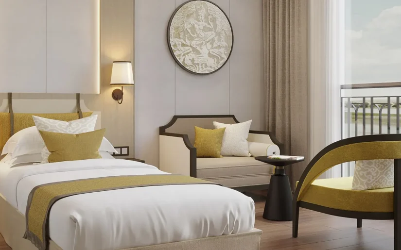 Suite auf dem Flusskreuzfahrtschiff Mekong Discovery mit Doppelbett, Sitzmöbeln, Vorhängen
