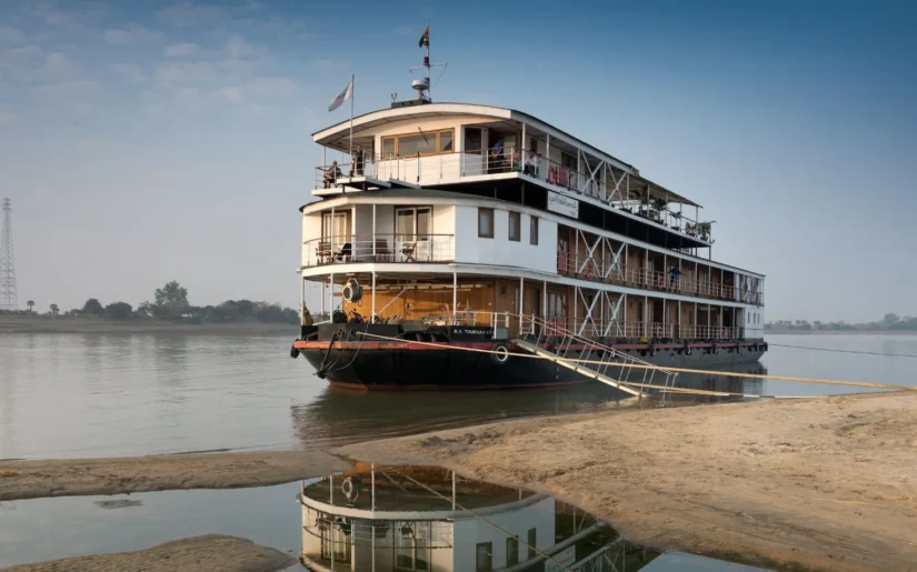 Backbordseite der TG Exotic an einer Sandbank in Myanmar.