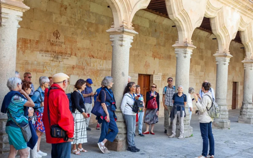 Reisegruppe in Salamanca bei einer Führung