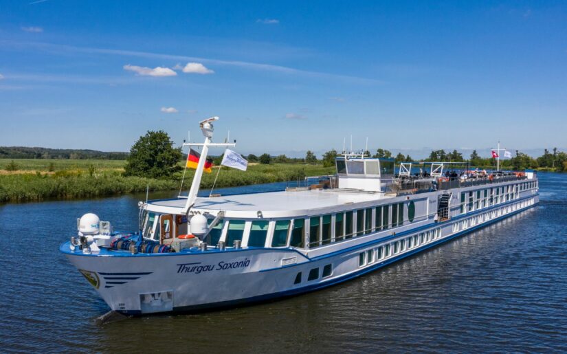 Flusskreuzfahrtschiff MS Saxonia mit Steuerhaus