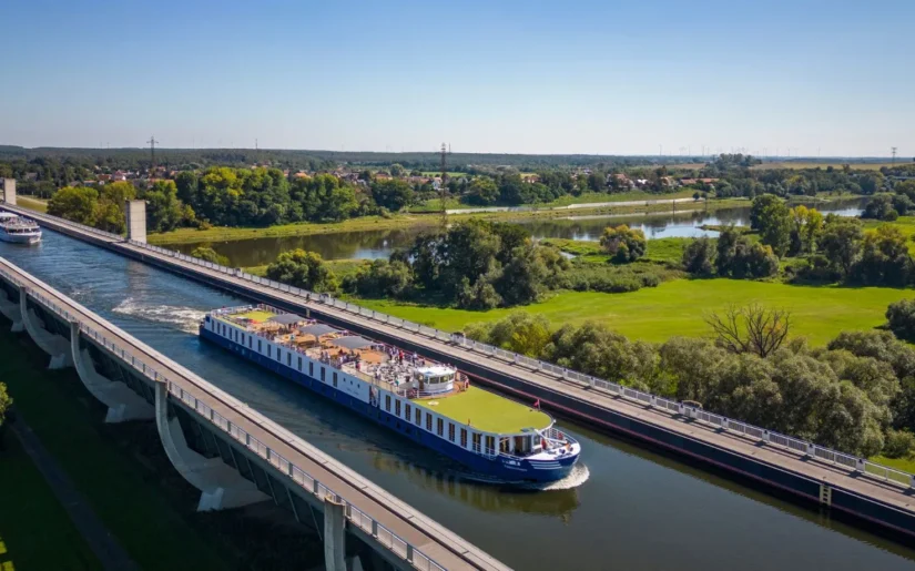 Flusskreuzfahrtschiff auf einer Wasserbrücke zum Kreuzen eines Flusses